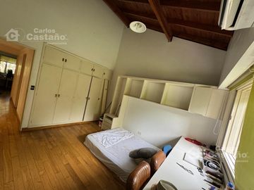 Solida Casa Sobre Lote de 500m2 con Gran Parque, Piscina y Garaje Para 3 Autos