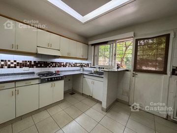 Solida Casa Sobre Lote de 500m2 con Gran Parque, Piscina y Garaje Para 3 Autos