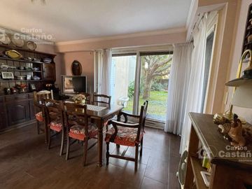 Solida Casa Sobre Lote de 500m2 con Gran Parque, Piscina y Garaje Para 3 Autos