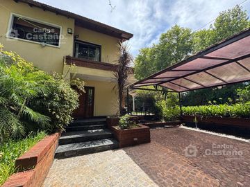 Solida Casa Sobre Lote de 500m2 con Gran Parque, Piscina y Garaje Para 3 Autos