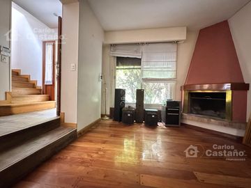 Solida Casa Sobre Lote de 500m2 con Gran Parque, Piscina y Garaje Para 3 Autos