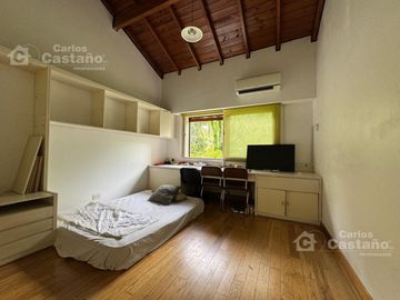 Solida Casa Sobre Lote de 500m2 con Gran Parque, Piscina y Garaje Para 3 Autos