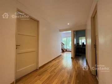 Solida Casa Sobre Lote de 500m2 con Gran Parque, Piscina y Garaje Para 3 Autos