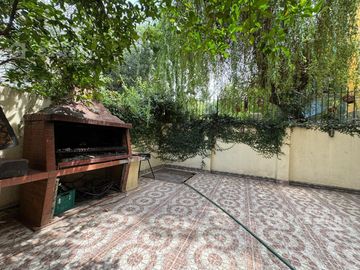 Solida Casa Sobre Lote de 500m2 con Gran Parque, Piscina y Garaje Para 3 Autos