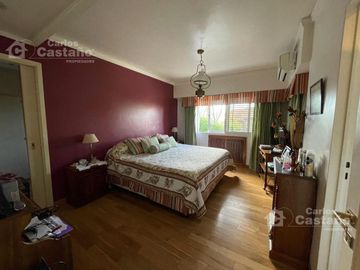 Solida Casa Sobre Lote de 500m2 con Gran Parque, Piscina y Garaje Para 3 Autos