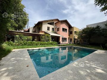 Solida Casa Sobre Lote de 500m2 con Gran Parque, Piscina y Garaje Para 3 Autos