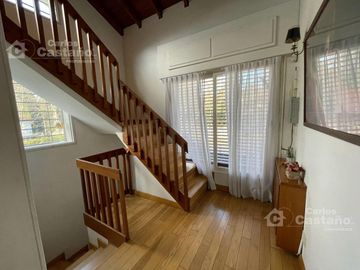 Solida Casa Sobre Lote de 500m2 con Gran Parque, Piscina y Garaje Para 3 Autos