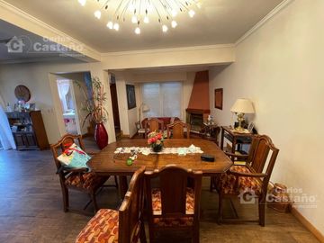 Solida Casa Sobre Lote de 500m2 con Gran Parque, Piscina y Garaje Para 3 Autos