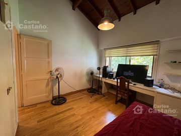 Solida Casa Sobre Lote de 500m2 con Gran Parque, Piscina y Garaje Para 3 Autos