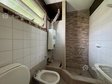 Solida Casa Sobre Lote de 500m2 con Gran Parque, Piscina y Garaje Para 3 Autos