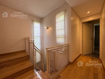 Solida Casa Sobre Lote de 500m2 con Gran Parque, Piscina y Garaje Para 3 Autos