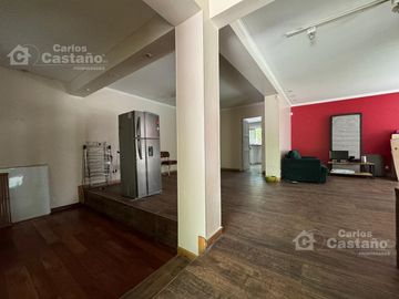 Solida Casa Sobre Lote de 500m2 con Gran Parque, Piscina y Garaje Para 3 Autos