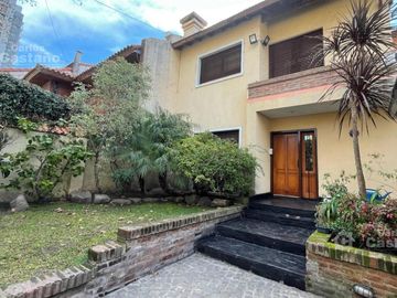 Solida Casa Sobre Lote de 500m2 con Gran Parque, Piscina y Garaje Para 3 Autos