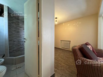 Solida Casa Sobre Lote de 500m2 con Gran Parque, Piscina y Garaje Para 3 Autos