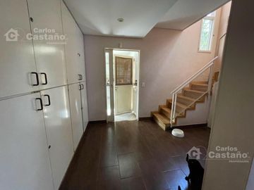 Solida Casa Sobre Lote de 500m2 con Gran Parque, Piscina y Garaje Para 3 Autos