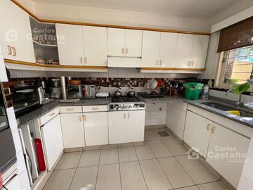 Solida Casa Sobre Lote de 500m2 con Gran Parque, Piscina y Garaje Para 3 Autos