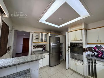 Solida Casa Sobre Lote de 500m2 con Gran Parque, Piscina y Garaje Para 3 Autos