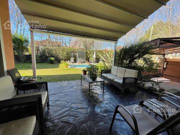 Solida Casa Sobre Lote de 500m2 con Gran Parque, Piscina y Garaje Para 3 Autos