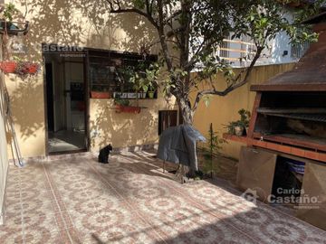 Solida Casa Sobre Lote de 500m2 con Gran Parque, Piscina y Garaje Para 3 Autos