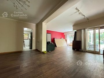Solida Casa Sobre Lote de 500m2 con Gran Parque, Piscina y Garaje Para 3 Autos