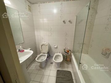 Solida Casa Sobre Lote de 500m2 con Gran Parque, Piscina y Garaje Para 3 Autos