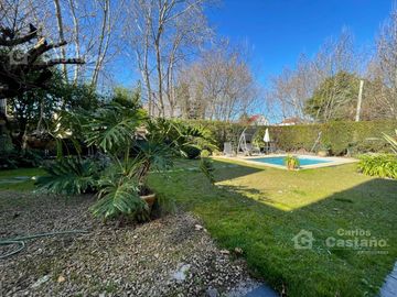 Solida Casa Sobre Lote de 500m2 con Gran Parque, Piscina y Garaje Para 3 Autos