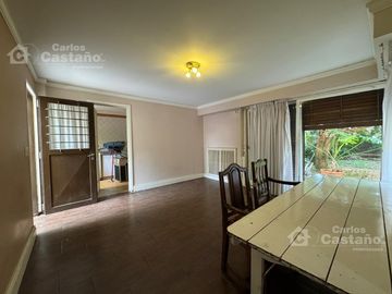 Solida Casa Sobre Lote de 500m2 con Gran Parque, Piscina y Garaje Para 3 Autos