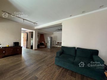 Solida Casa Sobre Lote de 500m2 con Gran Parque, Piscina y Garaje Para 3 Autos