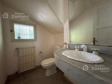 Solida Casa Sobre Lote de 500m2 con Gran Parque, Piscina y Garaje Para 3 Autos