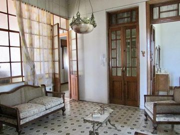 ¿Te Imaginas Viviendo en un departamento antiguo en el centro de Lobos?