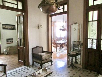 ¿Te Imaginas Viviendo en un departamento antiguo en el centro de Lobos?