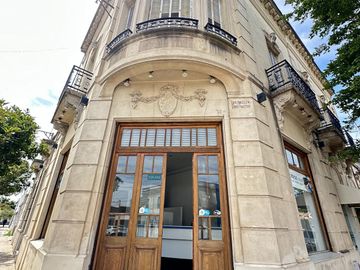 ¿Te Imaginas Viviendo en un departamento antiguo en el centro de Lobos?