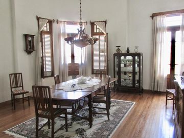 ¿Te Imaginas Viviendo en un departamento antiguo en el centro de Lobos?