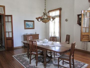 ¿Te Imaginas Viviendo en un departamento antiguo en el centro de Lobos?