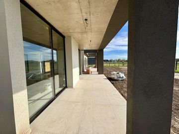 VENTA CASA SAN SEBASTIAN AREA 12 - 4 AMBIENTES