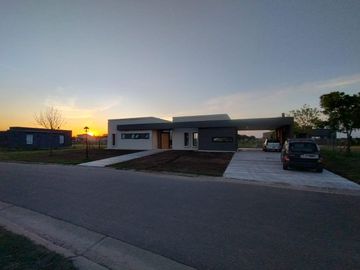 VENTA CASA SAN SEBASTIAN AREA 12 - 4 AMBIENTES