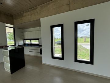 VENTA CASA SAN SEBASTIAN AREA 12 - 4 AMBIENTES