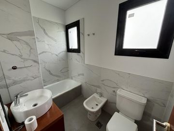 VENTA CASA SAN SEBASTIAN AREA 12 - 4 AMBIENTES