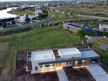 VENTA CASA SAN SEBASTIAN AREA 12 - 4 AMBIENTES