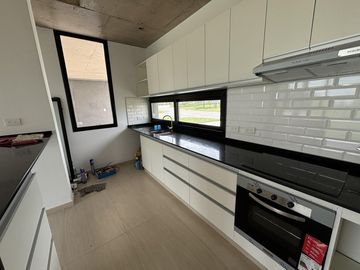 VENTA CASA SAN SEBASTIAN AREA 12 - 4 AMBIENTES
