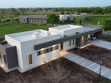 VENTA CASA SAN SEBASTIAN AREA 12 - 4 AMBIENTES