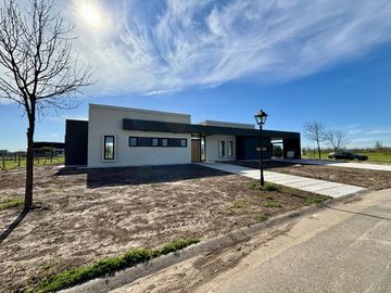 VENTA CASA SAN SEBASTIAN AREA 12 - 4 AMBIENTES