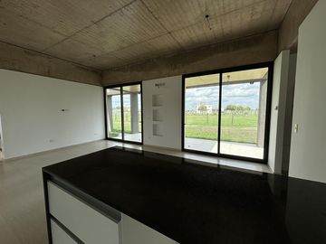 VENTA CASA SAN SEBASTIAN AREA 12 - 4 AMBIENTES