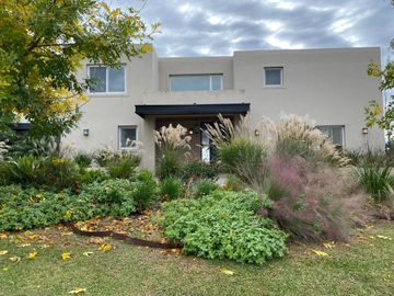 Espectacular Casa a la laguna con 4 dormitorios en  Canton Islas PG