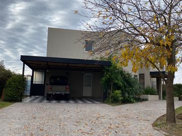 Espectacular Casa a la laguna con 4 dormitorios en  Canton Islas PG