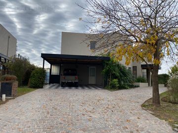Espectacular Casa a la laguna con 4 dormitorios en  Canton Islas PG