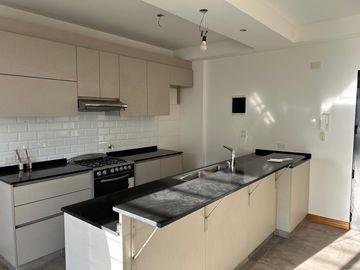 Se toma propiedad en p/pago, departamento 3 dormitorios c/ 2 cocheras, como a estrenar