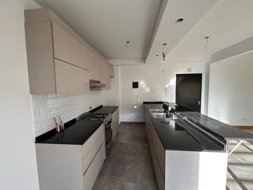 Se toma propiedad en p/pago, departamento 3 dormitorios c/ 2 cocheras, como a estrenar