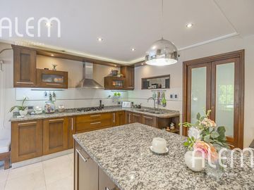 Casa de 5 dormitorios en venta en Echeverría del Lago