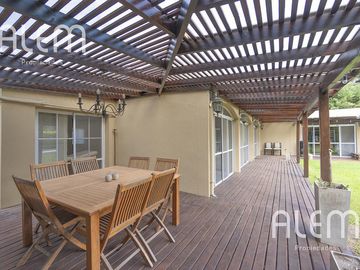 Casa de 5 dormitorios en venta en Echeverría del Lago
